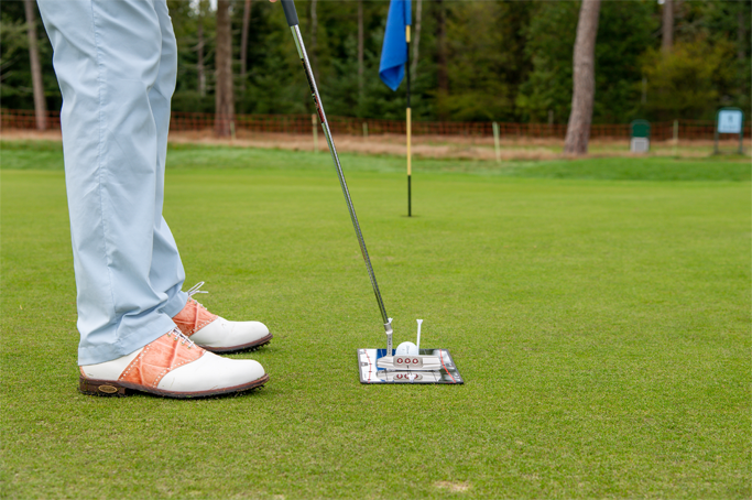 Man Putting with Pure2Improve